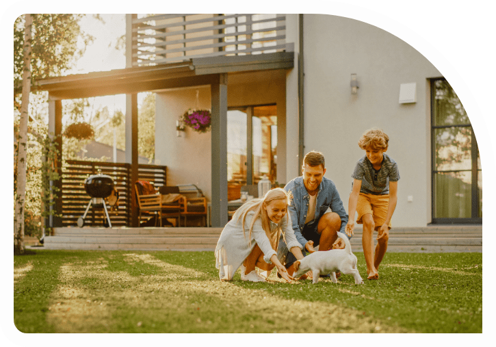3d7f2c501a3d7e9e6ac6fb97a64059f9-min Family photo with dog in their backyard